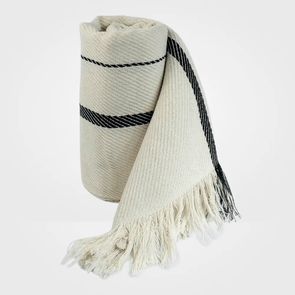 Poncho aguadeño negro artesanal personalizado Colombia